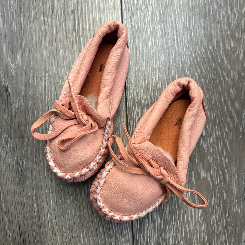 Hides in hand - BNWT Kids Leather Moccasins, Size 4